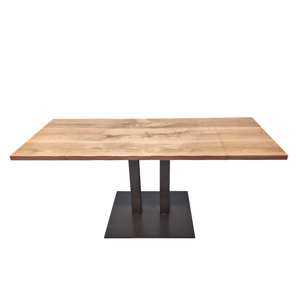 Table de salle à manger sur pied – VEUILLEZ NOUS CONTACTER PAR COURRIEL POUR UN DEVIS. La table de salle à manger/bar allie élégance et fonctionnalité grâce à son plateau en chêne ultra-durable.