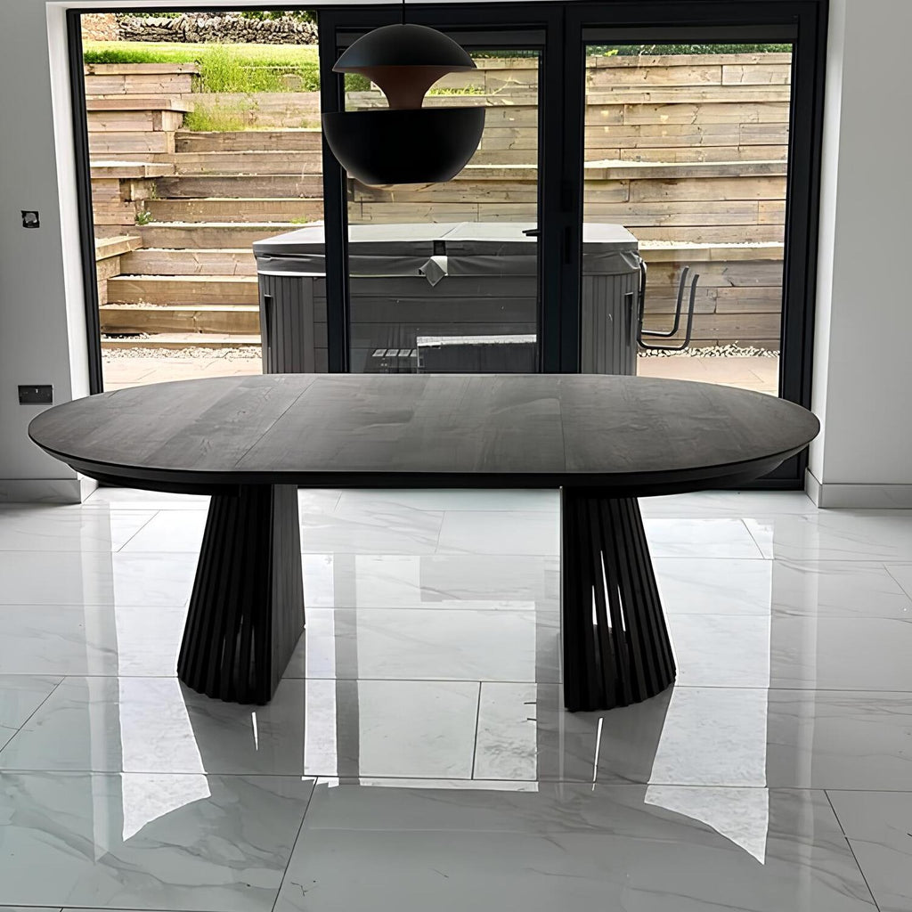 Table à manger ronde extensible en chêne fusain – dotée de son pied à facettes distinctif – est un chef-d'œuvre unique et sur mesure qui allie modernité