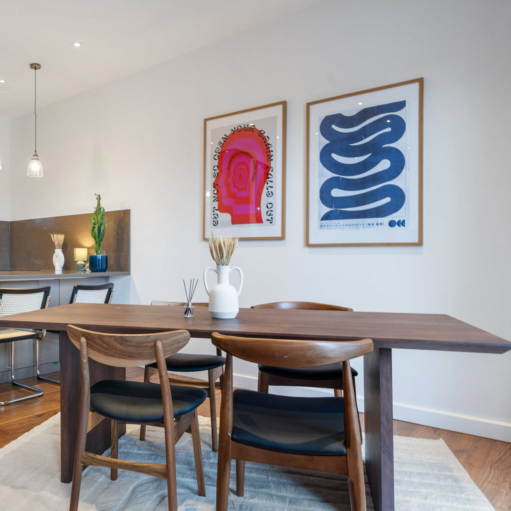 Table à manger extensible en noyer – Découvrez la table de salle à manger en noyer massif – une pièce qui allie harmonieusement le charme serein de la vie rurale à